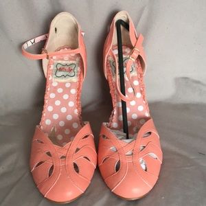 NWOT size 9 vintage style pumps.